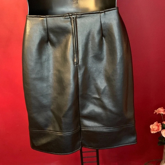 Women’s Faux Leather Pencil Skirt Size 8 - Picture 2 of 2